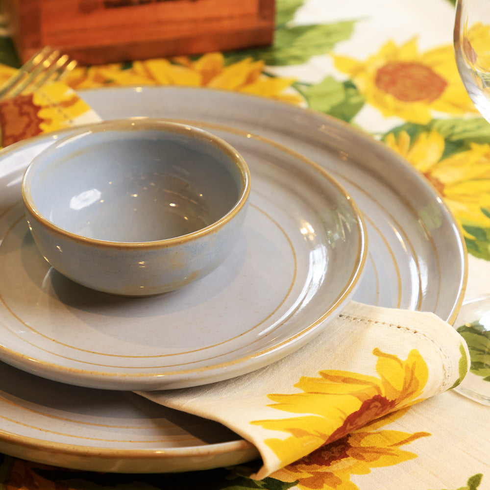 Yellow Marigold Table Napkins – Sunflower styled on a dining table, bringing color and freshness to mealtime décor.